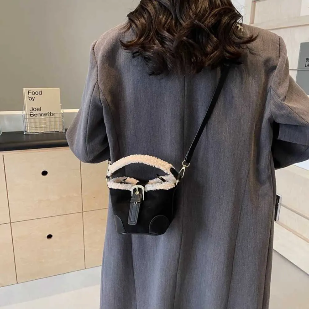 Borse a secchiello in lana di agnello alla moda con tracolla Borsa a tracolla retrò in peluche vintage da donna C241212_voghion.com