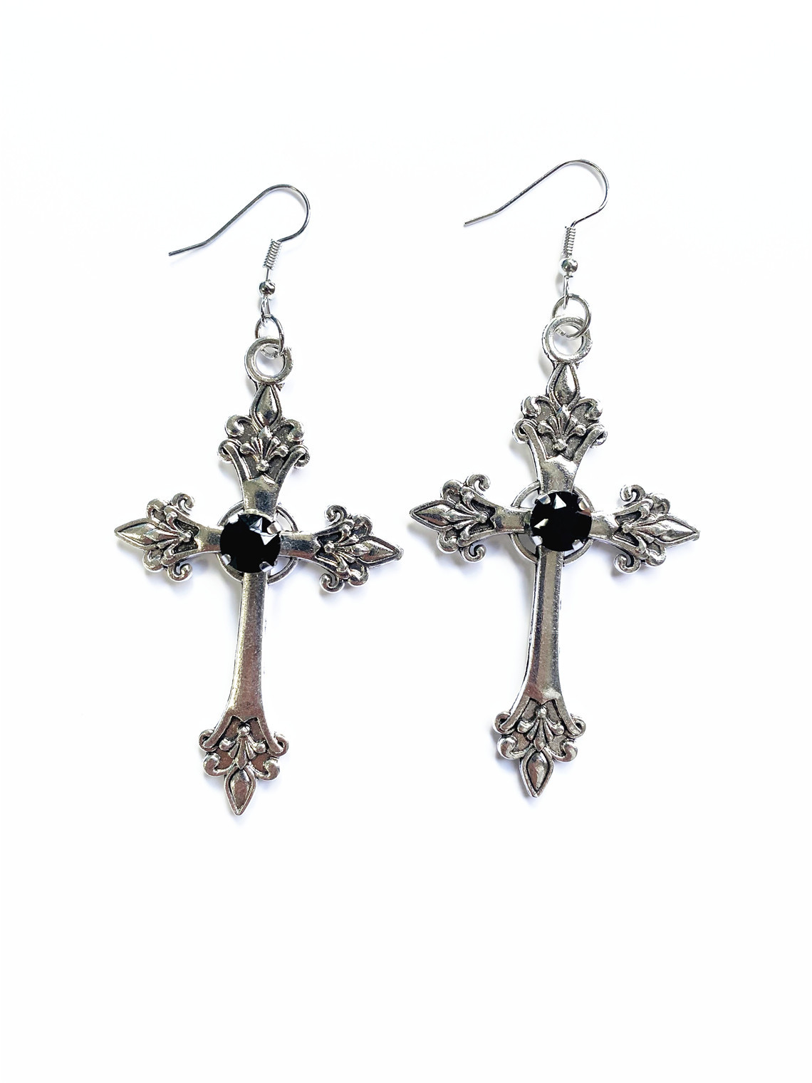 Boucles d'oreilles gothiques punk argentées avec gros détails en forme de croix et de diamant_voghion.com