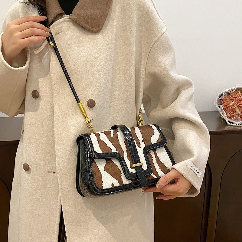 2023 Herbst neue hochwertige Textur Umhängetasche modische Persönlichkeit vielseitige gestreifte Tasche Außenhandel_voghion.com