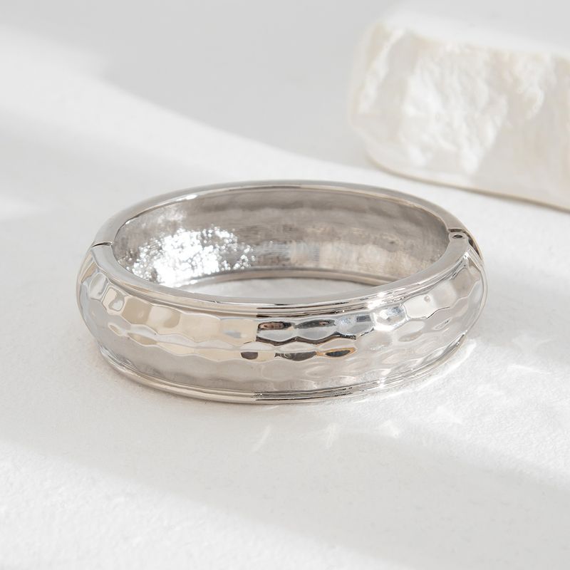 Muodikas geometrinen ympyrä yksinkertaisella vasarakuvioisella metalliseosrannekorulla_voghion.com