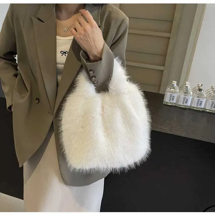 Plush Handbag For Women Large Capacity Fluffy Shoulder Bag_voghion.com