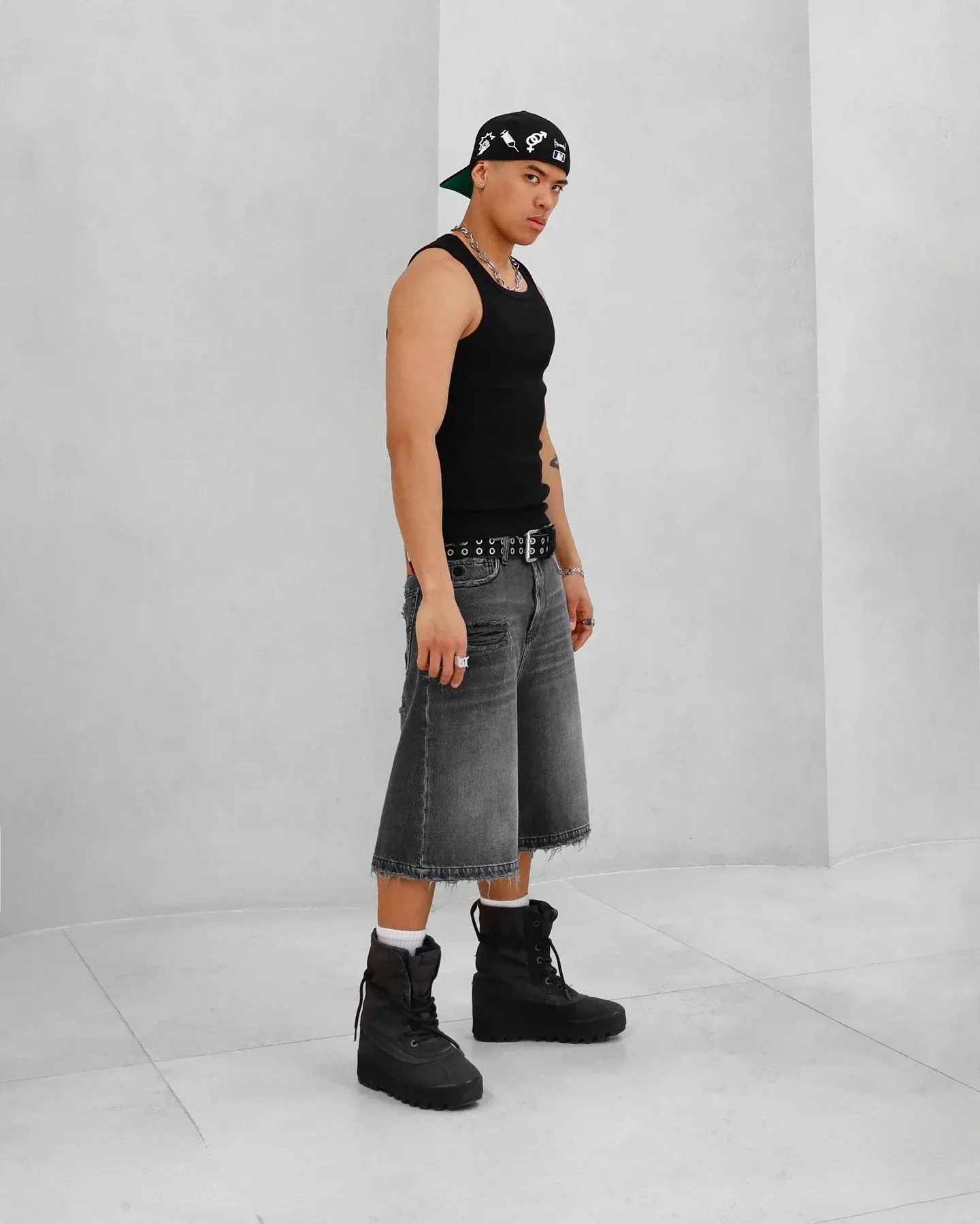 Reaven Summer Hip Hop Ripped Hole Raw Edge Denim Black Blue Wash Punk Work Shorts Vintage Men Women Jorts Y2K Streetwear_voghion.com