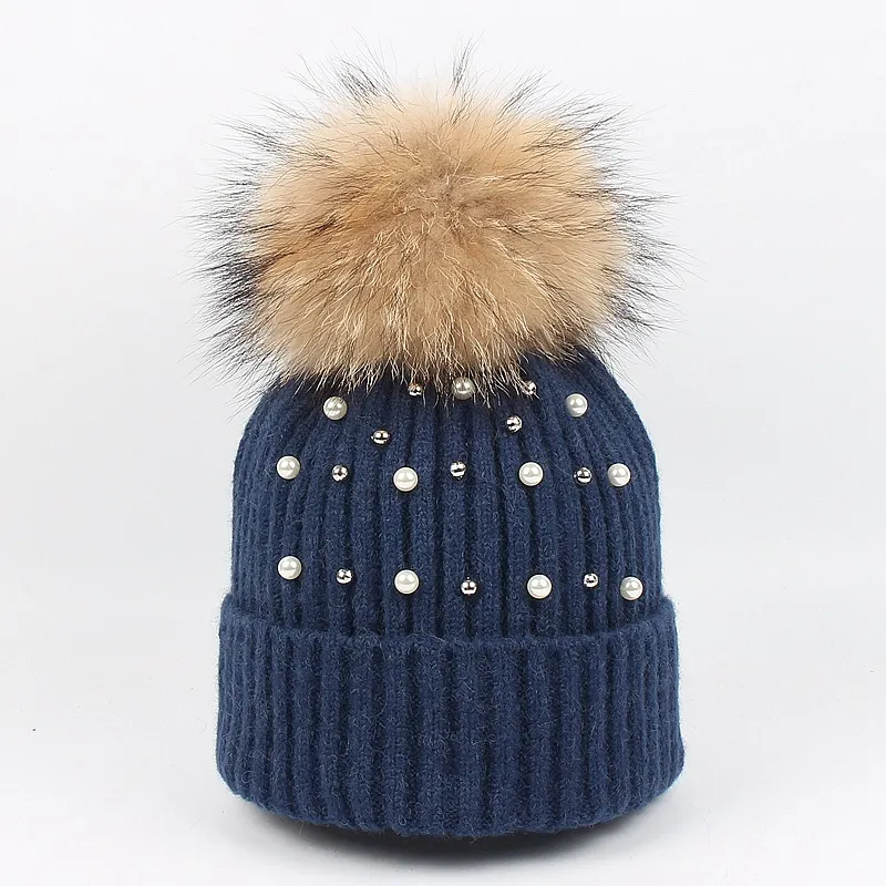Dames gebreide muts met parels en kunstbont pompon wintermuts_voghion.com