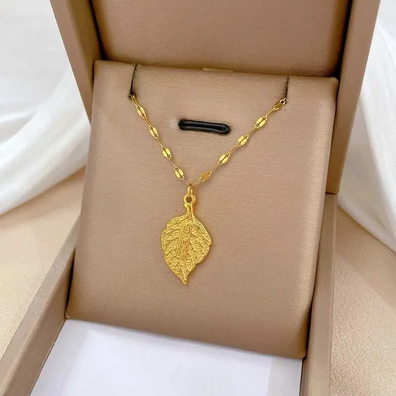 Kettingen Klassieke Retro Rijke Ketting Mode Persoonlijkheid Esdoornblad Eenvoudige Sleutelbeenketting Hanger Cadeau Geven_voghion.com