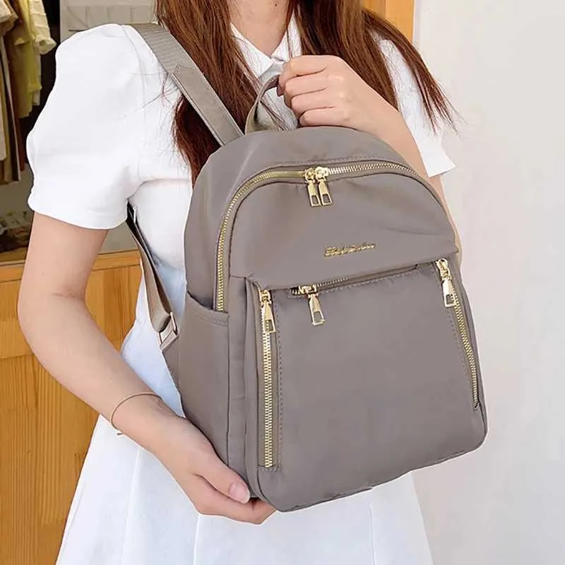 Mochila de mujer impermeable en nylon bolso versátil de moda_voghion.com