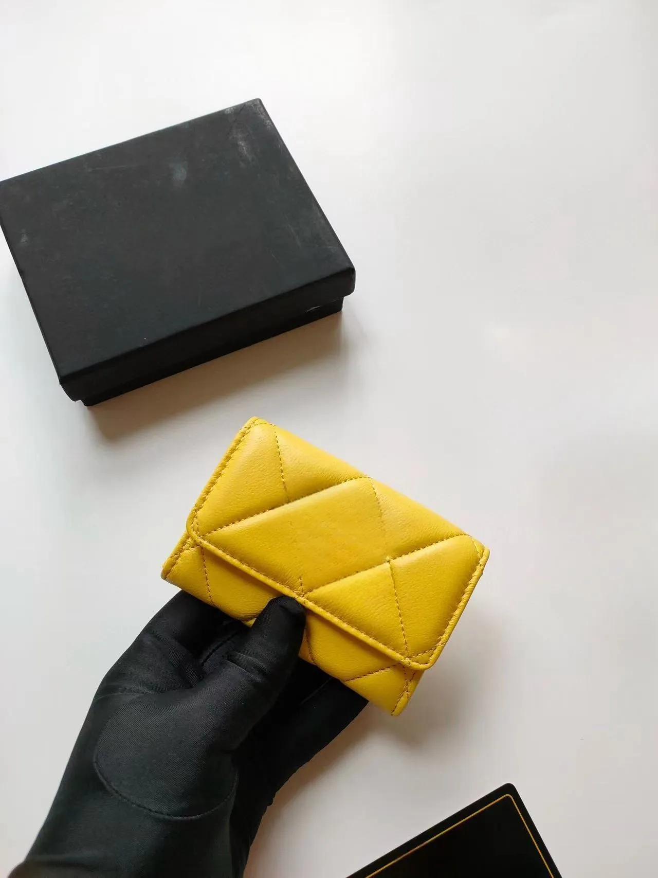 Porte-cartes design pour femme en cuir d'agneau matelassé - Portefeuille compact pour femme avec détails vintage_voghion.com