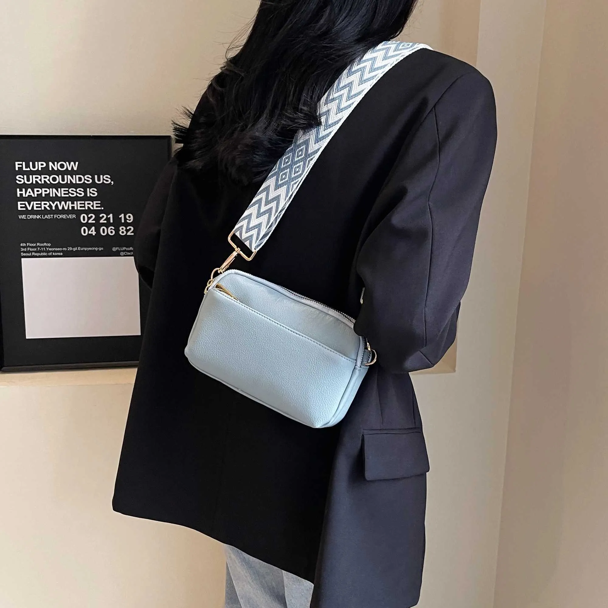 This Is a Super Practical Messenger Bag Fashion Wide Shoulder Strap Design Suitable for Going Out Shopping_voghion.com