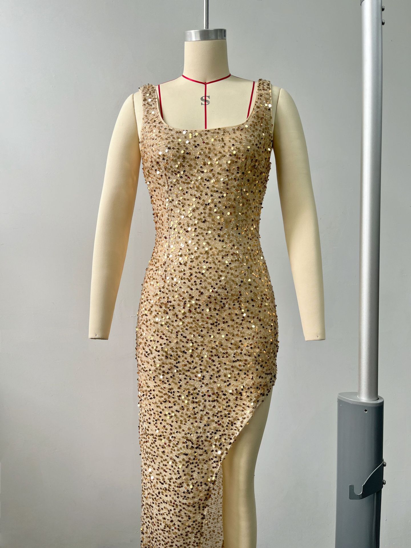 Elegant Women's Halter Neck Sequin Cocktail Dress With Side Slit_voghion.com